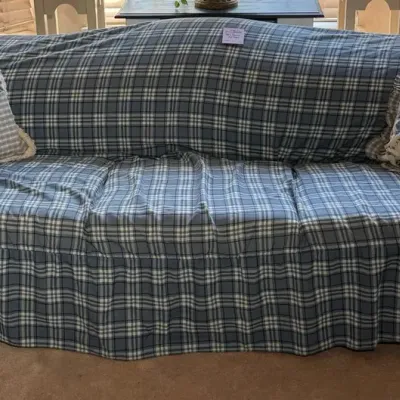Sofa w 2 Pillows 94x36x32