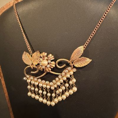 Vintage beautiful gold tone statement piece necklace