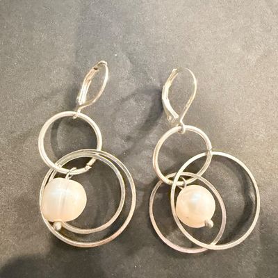 Pearl type dangle circle earrings