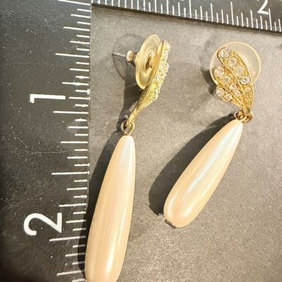 Pearl type dangle vintage style earrings