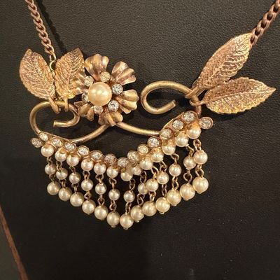 Vintage beautiful gold tone statement piece necklace