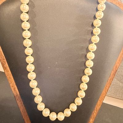 Vintage pearl type necklace