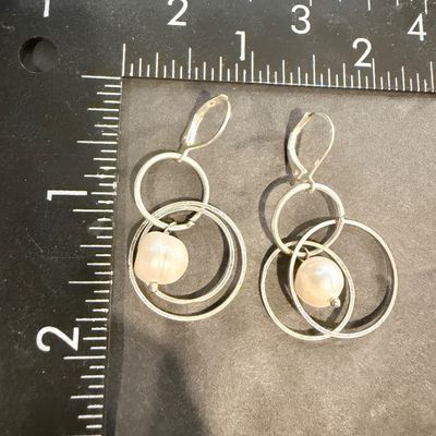 Pearl type dangle circle earrings