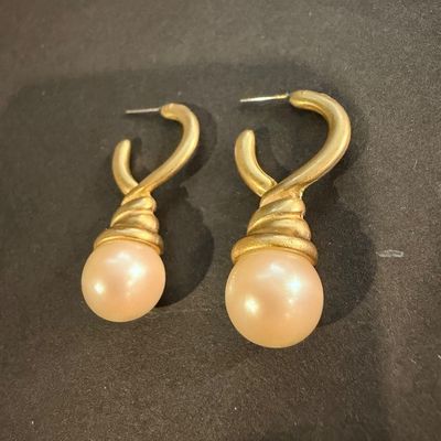 Vintage style pearl type gold tone earrings