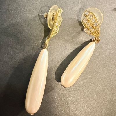 Pearl type dangle vintage style earrings