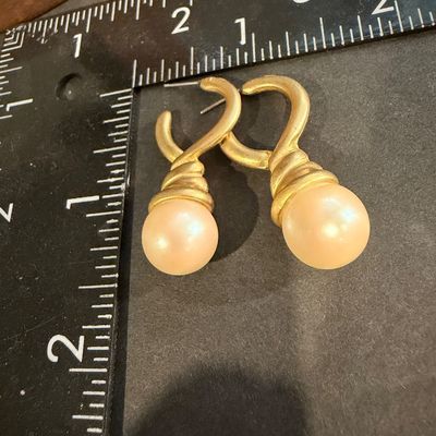 Vintage style pearl type gold tone earrings