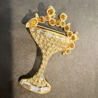 Vintage margarita glass gold tone pin