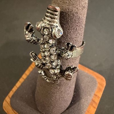 Silver tone adjustable alligator ring