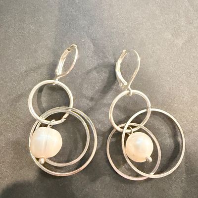 Pearl type dangle circle earrings