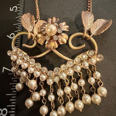 Vintage beautiful gold tone statement piece necklace