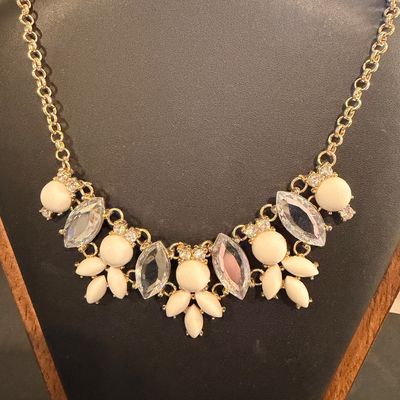 Beautiful gemstone gold tone unmarked fashion necklace