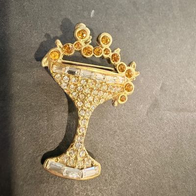 Vintage margarita glass gold tone pin