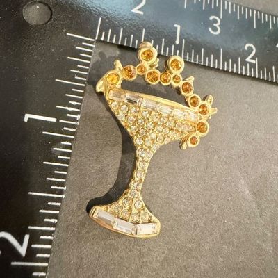 Vintage margarita glass gold tone pin