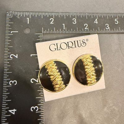Glorious fashion stud earrings