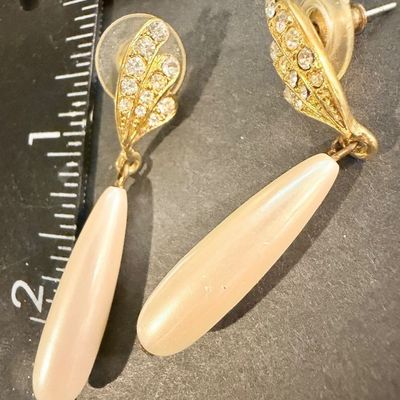 Pearl type dangle vintage style earrings