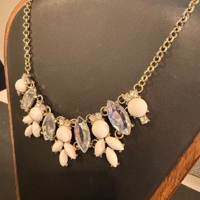 Beautiful gemstone gold tone unmarked fashion necklace