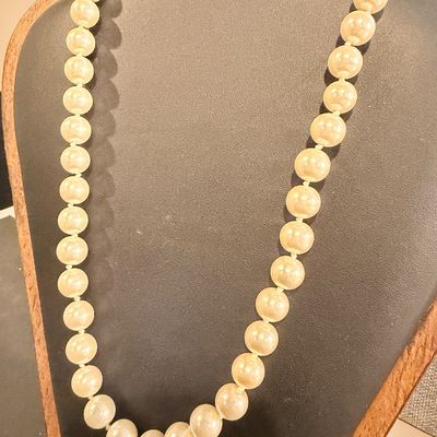 Vintage pearl type necklace