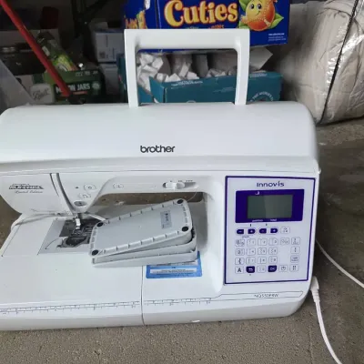 Brother Innov-is NQ550PRW Project Runway Limited Edition Sewing Machine and Soft Case