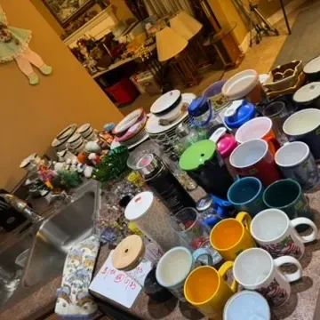 Sale Photo Thumbnail #17: Kitchen Ware