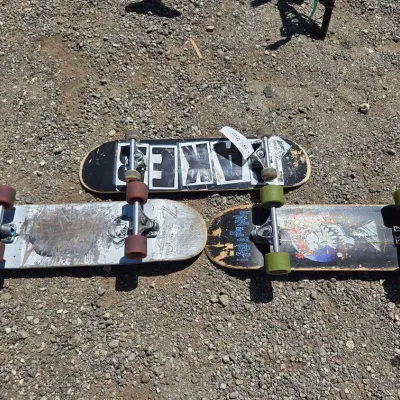 82004 3 skate boards