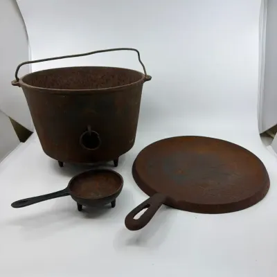 Vintage Cast Iron Lot – Griswold No. 6 Griddle, Hermitage Spider Skillet & Kettle