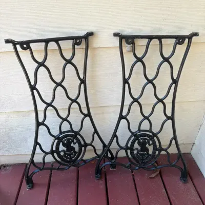 Vintage Singer Manufacturing Co. Cast Iron Base (B)