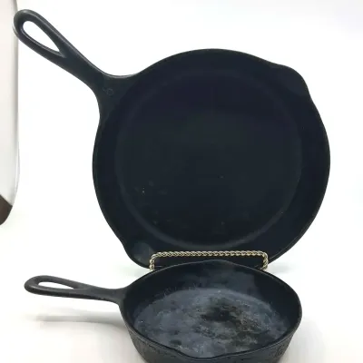 Vintage Cast Iron Skillets with Pour Spouts– 2 Pc (A) 