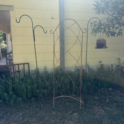 2 Black Sheppards Hooks, 2 Metal Garden Trellis & Bird Feeder (5pc)