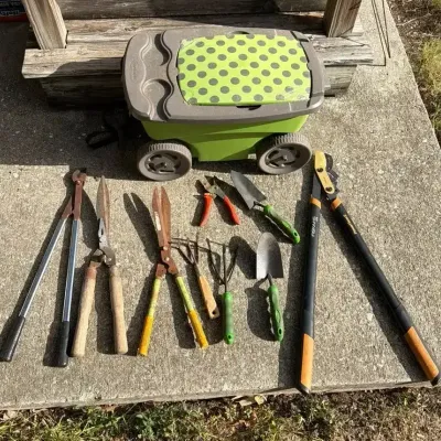 Suncast Rolling Caddy & Gardening Tools 