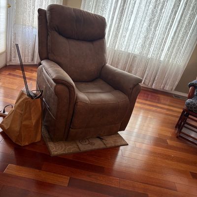 Sale Photo Thumbnail #57: Lift chair