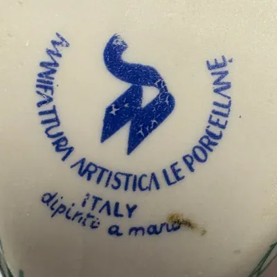 Blue maker's mark on the underside of a ceramic piece, reading "Manifattura Artistica Le Porcellane, Italy, dipinto a mano."
