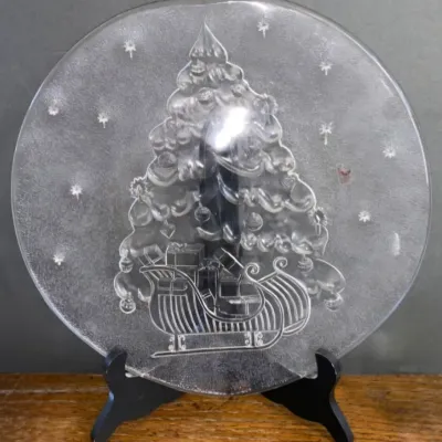 Sale Photo Thumbnail #486: Great Condition - Vintage Vetreria Etrusca Round 12” Glass Christmas Scene Serving Platter, Made In Italy.
Stand not included
