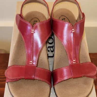 Sale Photo Thumbnail #325: Size: 8 M
Color: Red
Heel Height - 2.5cm
Like New, Includes Box.