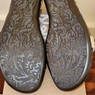 Sale Photo Thumbnail #317: Size: 39 
Color: Radiant Gold Leather
Like New, Includes Box.
