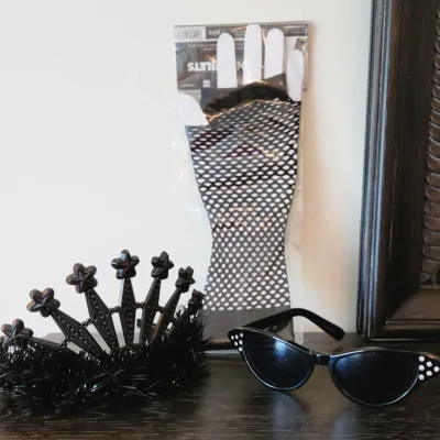 Sale Photo Thumbnail #309: Punk Rock Accessories
New/Unused Fishnet Gloves
Black Plastic Feather Terra
Black Sunglasses
Great Condition