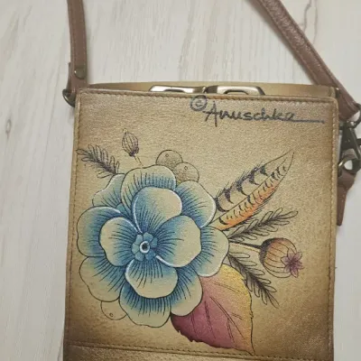 Sale Photo Thumbnail #88: Expertly crafted from genuine top grain leather, it features an accordion-style layout with RFID protection and multiple compartments, perfect for everyday use or travel. Length: 5.25" Width: 4" Height: 6" Adjustable Strap Drop: 13"to 26"