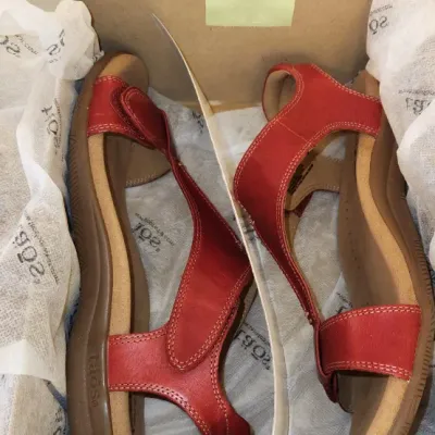 Sale Photo Thumbnail #328: Size: 8 M
Color: Red
Heel Height - 2.5cm
Like New, Includes Box.