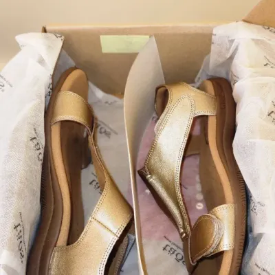 Sale Photo Thumbnail #333: Size: 8 M
Color: Champagne
Heel Height - 2.5cm
Like New, Includes Box