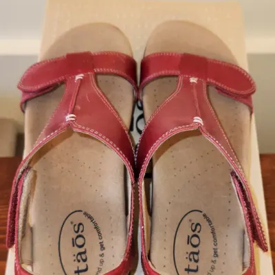 Sale Photo Thumbnail #326: Size: 8 M
Color: Red
Heel Height - 2.5cm
Like New, Includes Box.