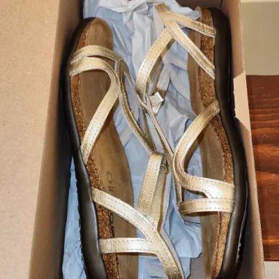 Sale Photo Thumbnail #318: Size: 39 
Color: Radiant Gold Leather
Like New, Includes Box.
