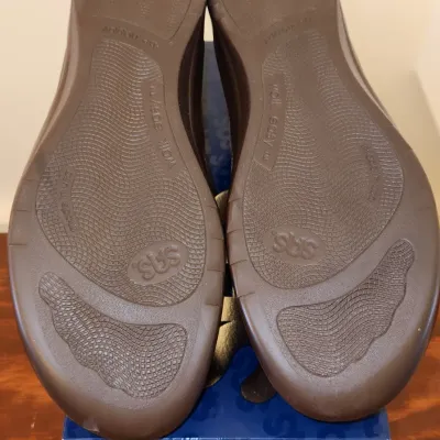 Sale Photo Thumbnail #312: Size:  8 1/2
Suede Leather
New, Includes Box.
