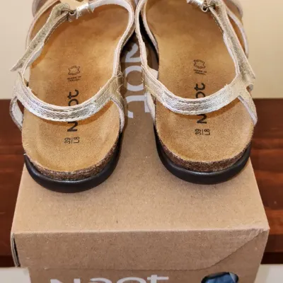 Sale Photo Thumbnail #316: Size: 39 
Color: Radiant Gold Leather
Like New, Includes Box.