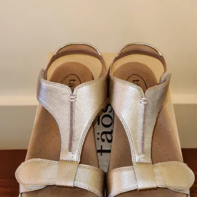 Sale Photo Thumbnail #330: Size: 8 M
Color: Champagne
Heel Height - 2.5cm
Like New, Includes Box