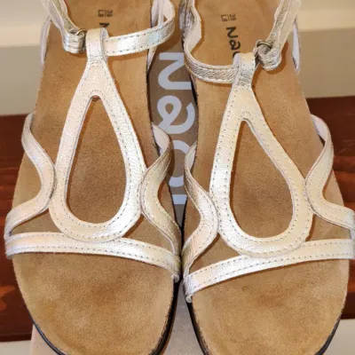 Sale Photo Thumbnail #315: Size: 39 
Color: Radiant Gold Leather
Like New, Includes Box.