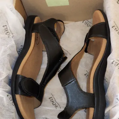 Sale Photo Thumbnail #338: Size: 8 M
Color: Black
Heel Height - 2.5cm
Like New, Includes Box.