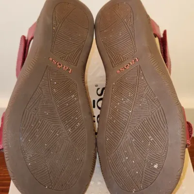 Sale Photo Thumbnail #327: Size: 8 M
Color: Red
Heel Height - 2.5cm
Like New, Includes Box.