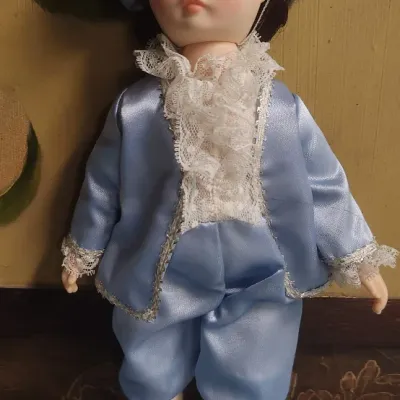 Sale Photo Thumbnail #481: Abt. 10"-12"-inches
Collector Edition with Original Tag.
**** Loose Head and Missing A Shoe
Doll Is In Great Condition Considering Age.
