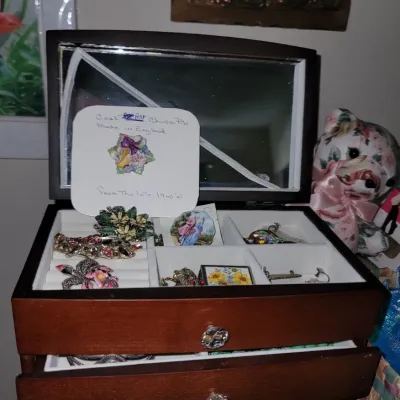 Sale Photo Thumbnail #17: Costume jewelry