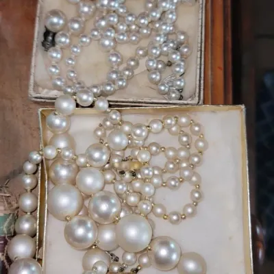 Sale Photo Thumbnail #18: A couple of strings of pearls