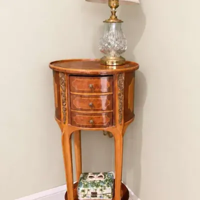 SIDE TABLE WITH LAMP